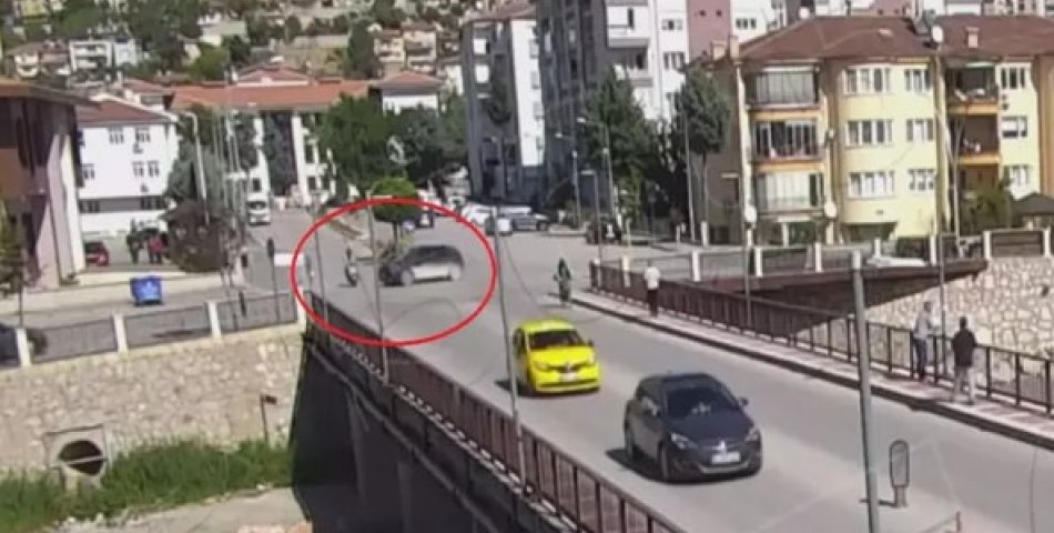 Otomobil ile motosiklet çarpıştı: Anne ile çocukları yaralandı