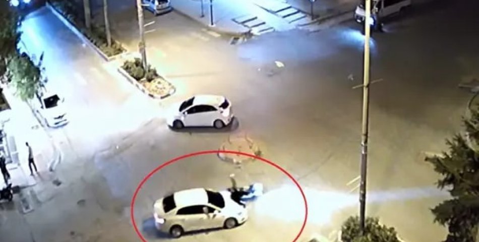 Otomobilin çarptığı motosiklet sürücüsü yaralandı