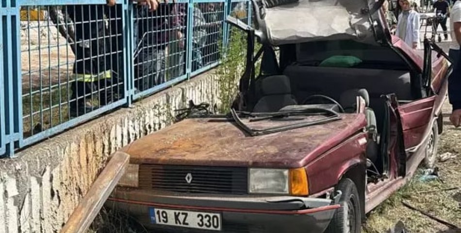 Reklam panosuna çarpan otomobildeki 5 kişi yaralı