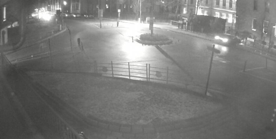 Hızını alamayan otomobil valilik bahçesine girdi