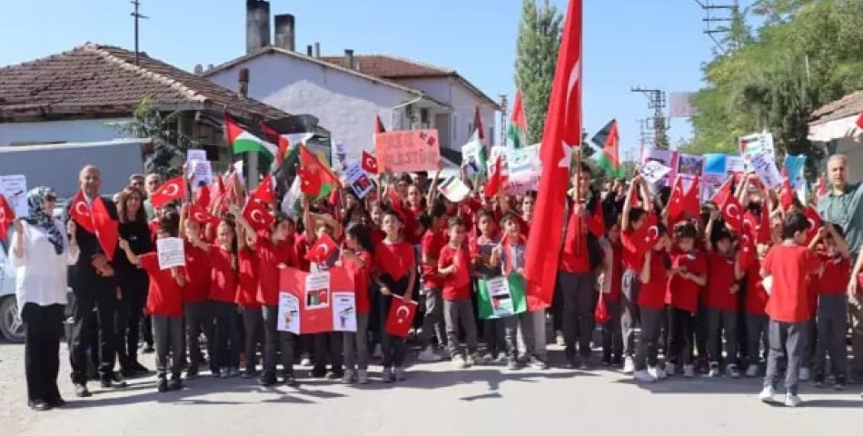 Öğrenciler Filistin için yürüdü