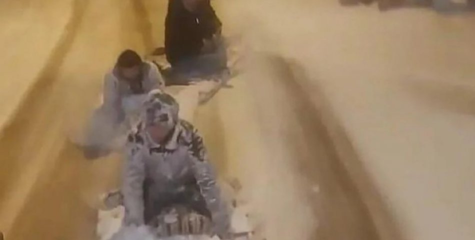 Paletten yaptıkları kızakla kaydılar