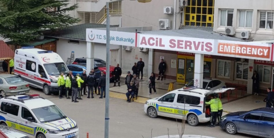 ‘Dur’ ihtarına uymayan ehliyetsiz motosiklet sürücüsünün çarptığı polis, yaralandı