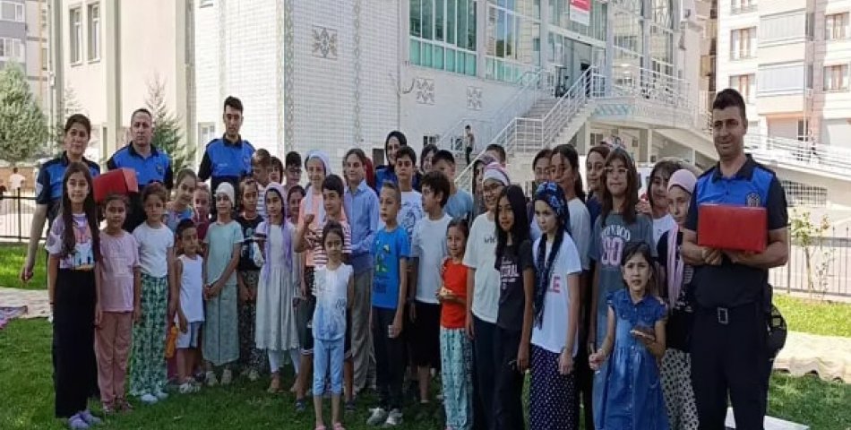 Kuran kursu öğrencilerine polis ‘ten pasta sürprizi