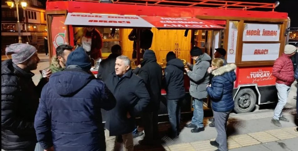 İftar sonrası sıcak salep, gönülleri ısıtıyor