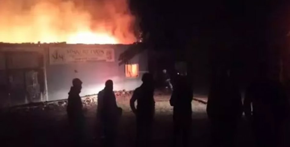 Soğan deposu alevlere teslim oldu