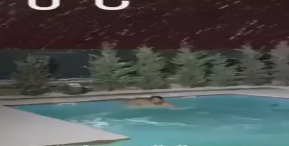 Kışın ortasında havuza girdi