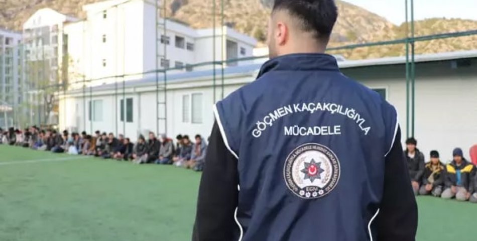 Tır dorsesinden 64 kaçak göçmen çıktı