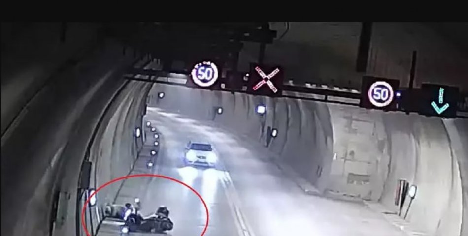 Tüneldeki motosiklet kazası kamerada