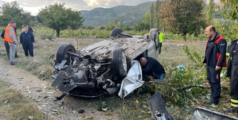 Otomobil tarlaya uçtu: 1 kişi öldü, eşi ile 7 aylık oğlu yaralandı
