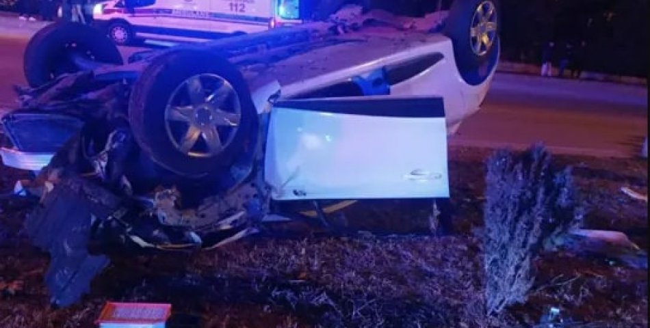 Lastiği patlayan otomobil takla attı: 2 yaralı
