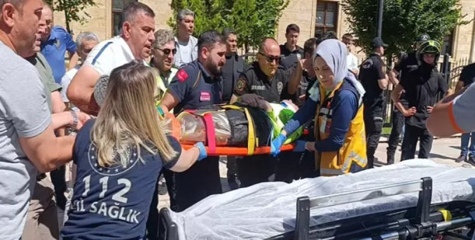 Taksinin motosikletli polise çarptığı kaza kamerada
