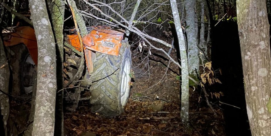 Traktör devrildi: 1 ölü, 1 yaralı