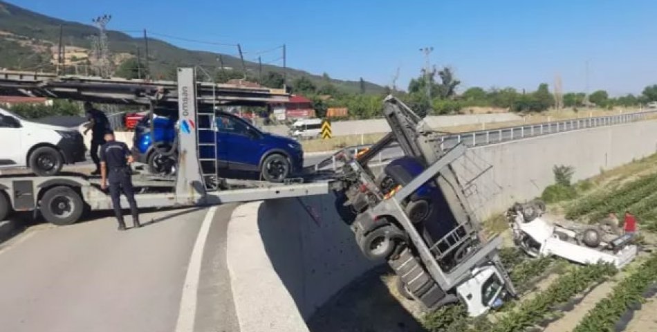 Tır ile kamyonet çarpıştı: 2 yaralı