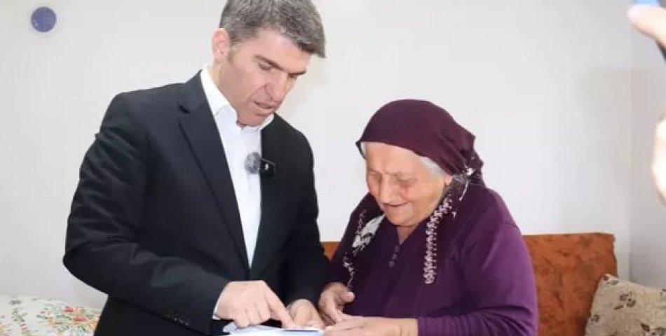 Ümmehan teyzenin yeni kimliğini Vali Bakan teslim etti