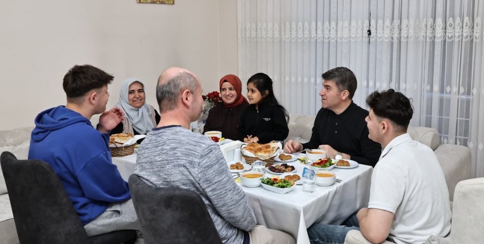 Eser ailesi, Vali Bakan ve eşini hanelerinde misafir etti