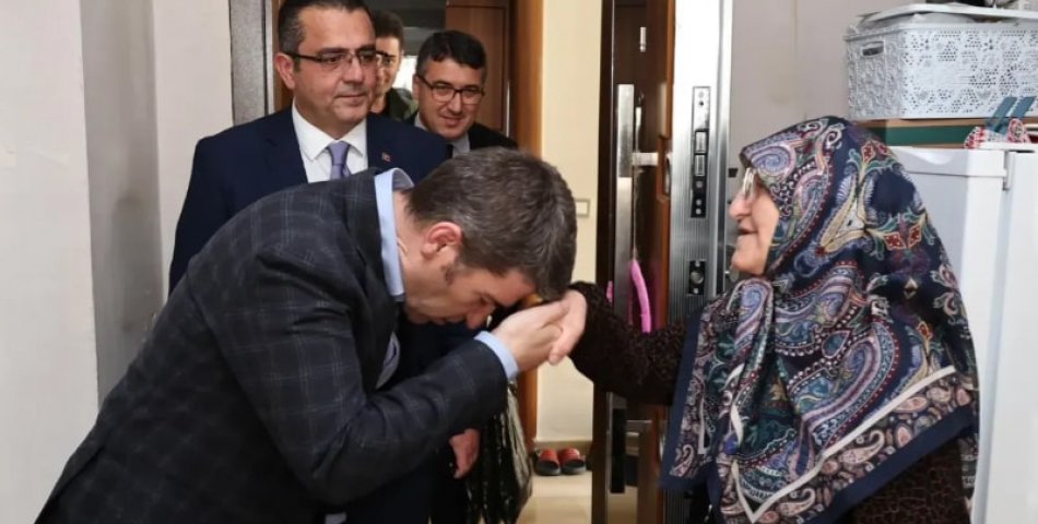 Ümmühan Nine’ye Vali Bakan’dan bayram sürprizi