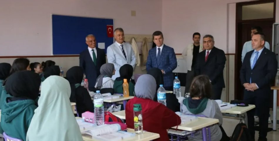 Vali Bakan öğrencilerin isteklerine çözüm üretti