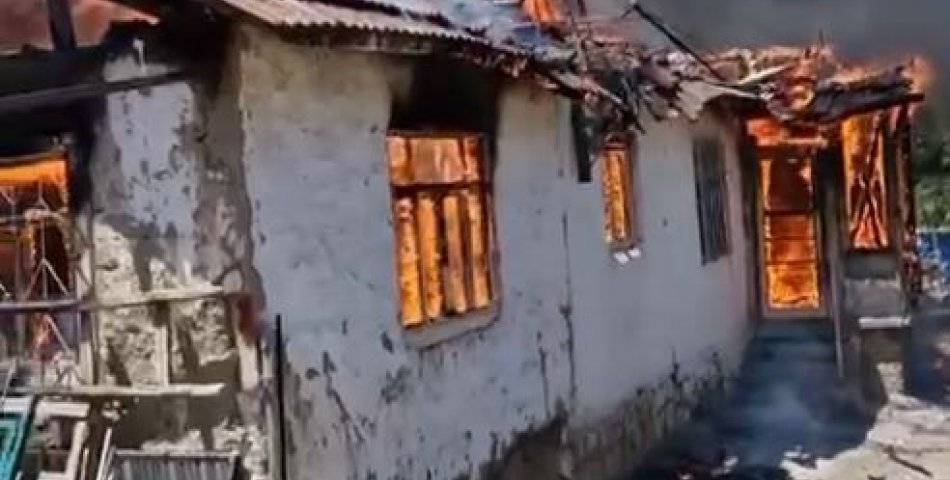 Müstakil ev alev alev yandı