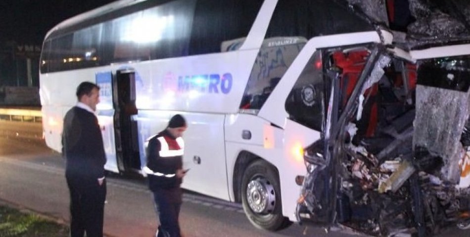 Yolcu otobüsü Tıra arkadan çarptı: 11 yaralı