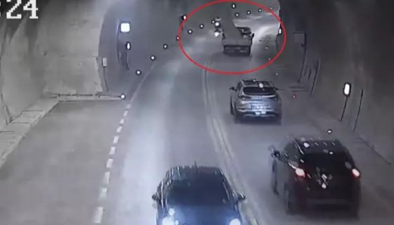 Kamyonetten çatı sacı düştü, karşı şeritteki motosiklet devrildi; o anlar kamerada