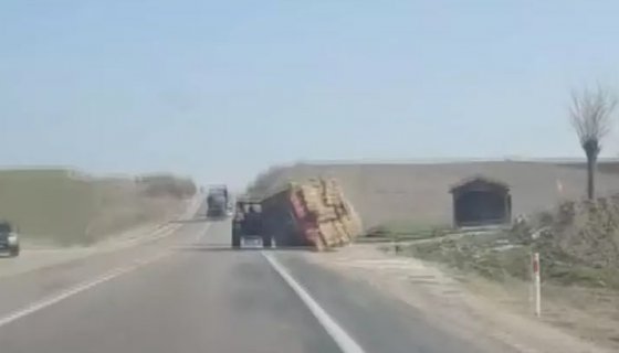 Saman balyası yüklenen traktörün römorku devrildi; o anlar kamerada