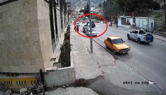 Motosiklet, sürücüsünün 'U' dönüşü yaptığı otomobile çarptı: 1’i ağır, 2 yaralı