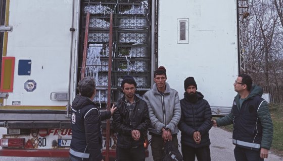 Karpuz yüklü TIR'dan 3 kaçak göçmen çıktı