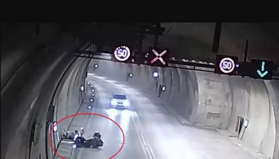Tüneldeki motosiklet kazası kamerada